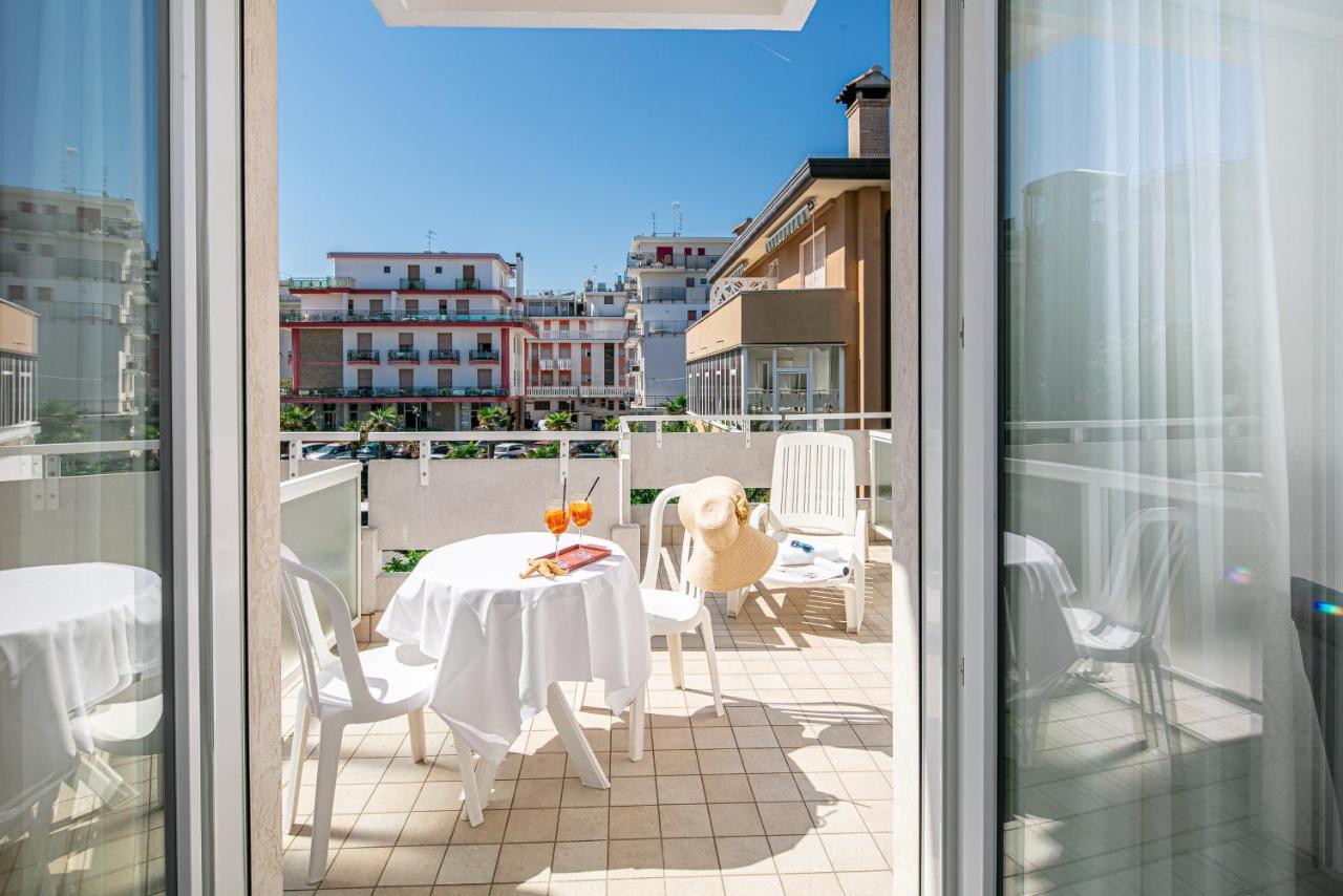 Hotel Pigalle Lido di Jesolo Exteriör bild