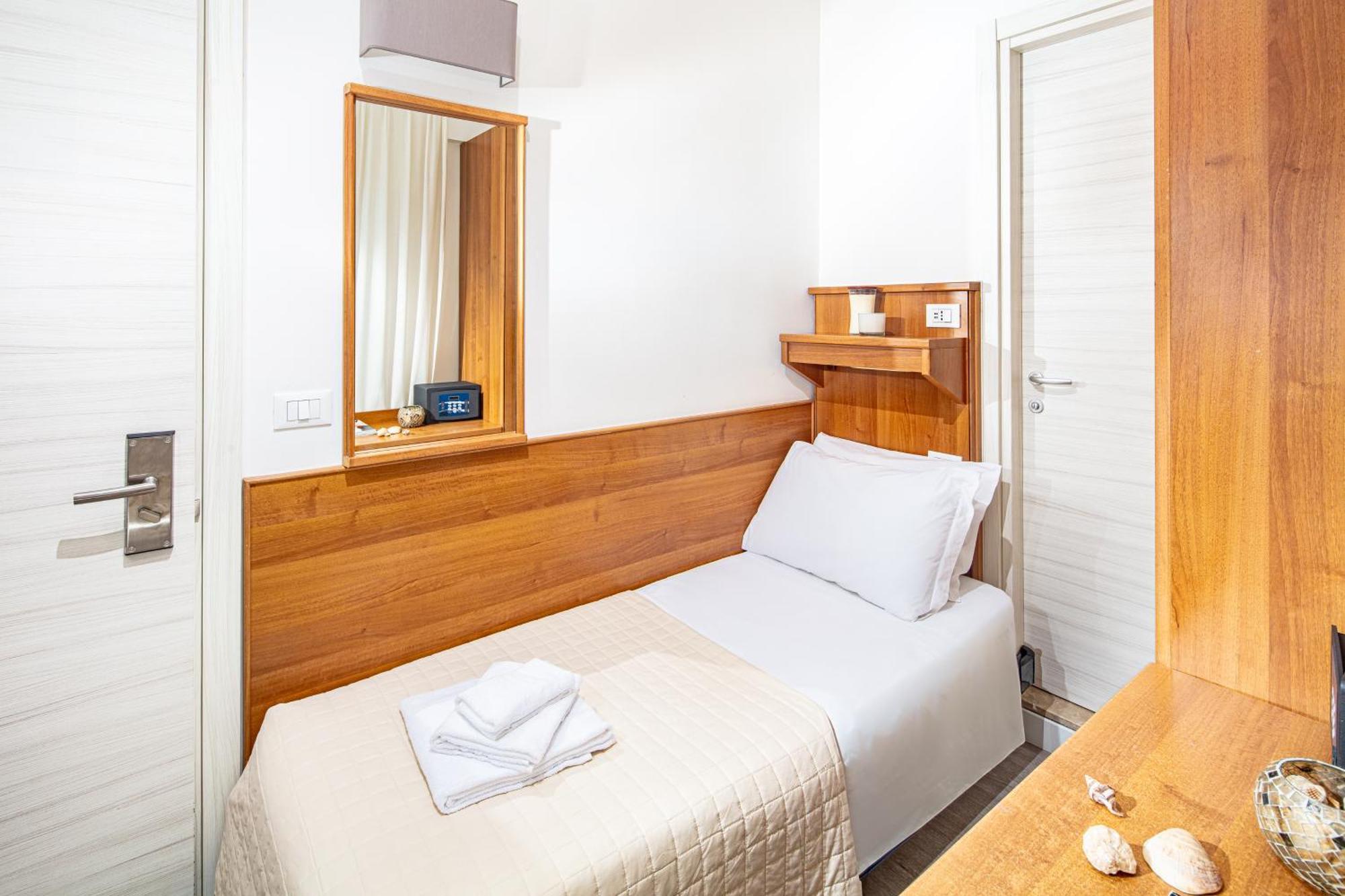 Hotel Pigalle Lido di Jesolo Exteriör bild