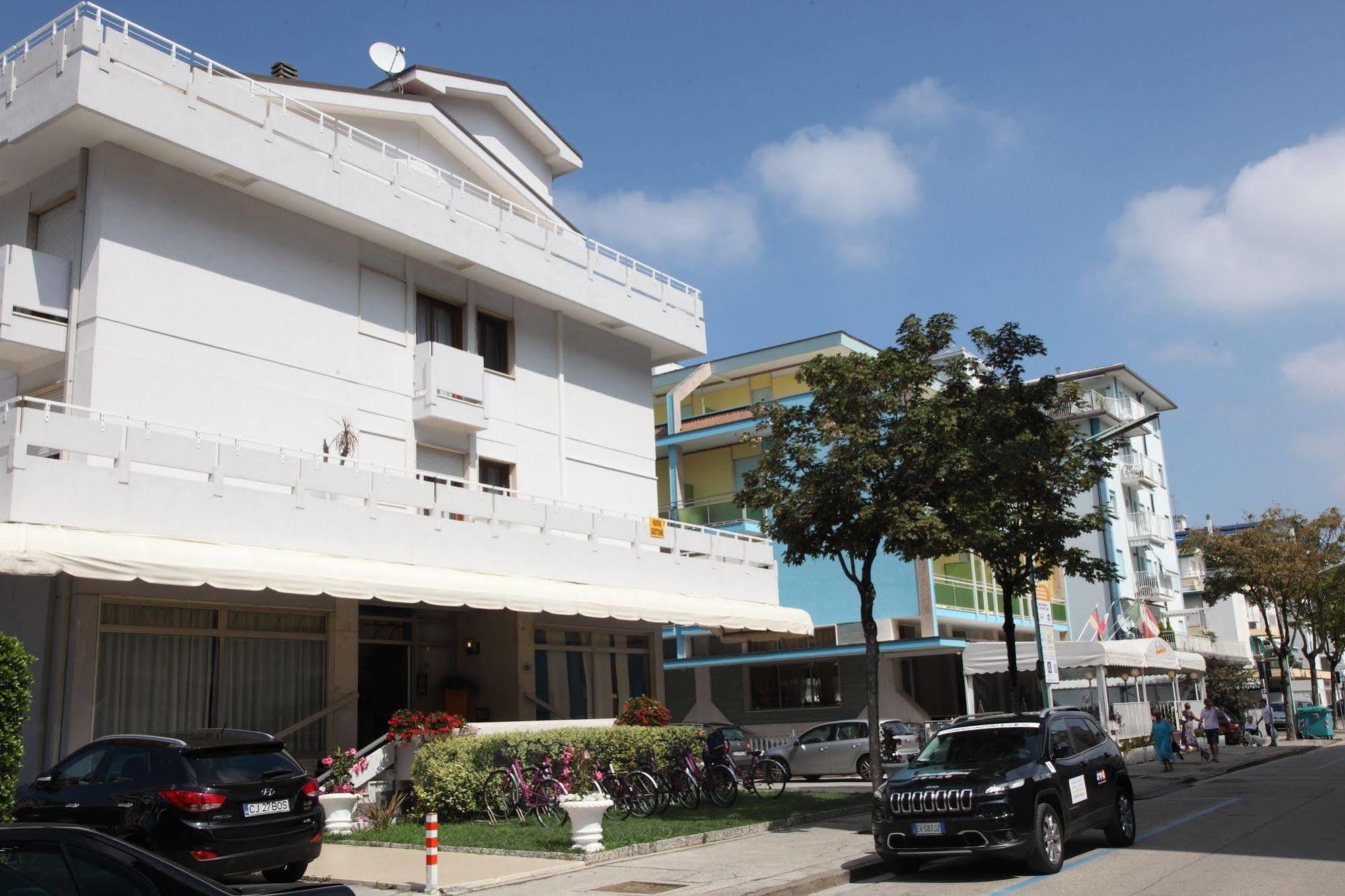 Hotel Pigalle Lido di Jesolo Exteriör bild